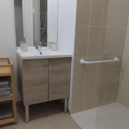 Spacieux En Centre-ville Avec Terrasse Et Parking Pour 4 Personnes - Fr-1-778-45